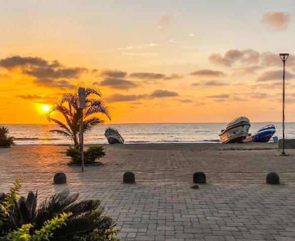 Whale House Hotel Puerto Lopez Exterior photo